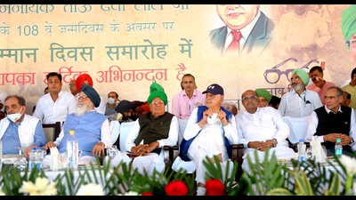 (L-R) BJP leader Birender Singh, former Punjab CM Parkash Singh Badal, former Haryana CM OP Chautala, former J&K CM Farooq Abdullah and,JDU leader KC Tyagi, during the Samman Diwas Samaroh in Jind on Saturday. (Manoj Dhaka/HT) (L-R) BJP leader Birender Singh, former Punjab CM Parkash Singh Badal, former Haryana CM OP Chautala, former J&K CM Farooq Abdullah and,JDU leader KC Tyagi, during the Samman Diwas Samaroh in Jind on Saturday. (Manoj Dhaka/HT)