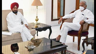 Punjab chief minister Charanjit Singh Channi with governor Banwarilal Purohit in Chandigarh on Saturday. Channi met the governor to seek time for oath ceremony of his ministers. (ANI Photo/Twitter) Punjab chief minister Charanjit Singh Channi with governor Banwarilal Purohit in Chandigarh on Saturday. Channi met the governor to seek time for oath ceremony of his ministers. (ANI Photo/Twitter)