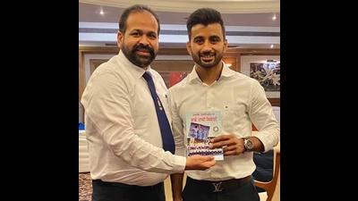 Author Navdeep Singh Gill presenting his book to Manpreet Singh, captain of the Indian hockey team which won a bronze medal at the Tokyo Olympics. (HT photo) Author Navdeep Singh Gill presenting his book to Manpreet Singh, captain of the Indian hockey team which won a bronze medal at the Tokyo Olympics. (HT photo)