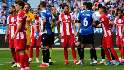 LaLiga - Deportivo Alaves v Atletico Madrid - Estadio Mendizorroza, Vitoria-Gasteiz, Spain - September 25, 2021 Atletico Madrid's Felipe and players clash&nbsp; (REUTERS)