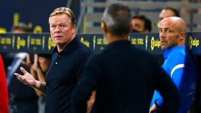 FC Barcelona coach Ronald Koeman reacts after he is shown a red card by referee Carlos del Cerro Grande (REUTERS)