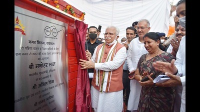 Haryana CM Manohar Lal Khattar inaugurating a railway overbridge in Karnal on Saturday. (HT Photo)