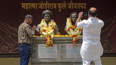 People paid their tribute to Mahatma Phule at Mahatma Phule memorial in Pune. Residential secondary school to come up at Mahatma Phule’s native village. (HT FILE)