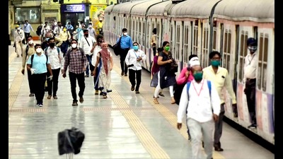 Nearly 3.5 million commuters are travelling daily by local trains in Mumbai in September. (HT Photo)