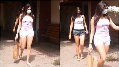 Janhvi wore her workout ensemble with white flip flops and a face mask to keep herself safe. She left her tresses open in a side parting post the workout routine. (HT Photo/Varinder Chawla) Janhvi wore her workout ensemble with white flip flops and a face mask to keep herself safe. She left her tresses open in a side parting post the workout routine. (HT Photo/Varinder Chawla)