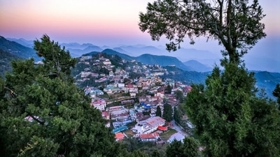 Mussoorie, Uttarakhand: This place is one of the most famous tourist destinations in India. It hosts several tourists from all over the world throughout the year. But, not many people know that Mussoorie has many spots surrounded by lush greenery where you can go and relax. (Unsplash)