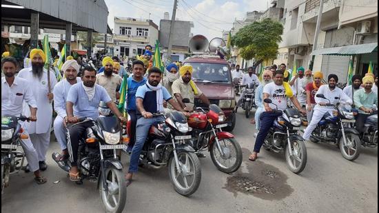 Farmers taking out a motorcycle rally to gather support for the Bharat Bandh in Sangrur. (HT Photo)