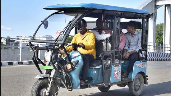 The MC will provide e-rickshaws for shifting garbage from households to secondary dumping sites. (HT Photo)