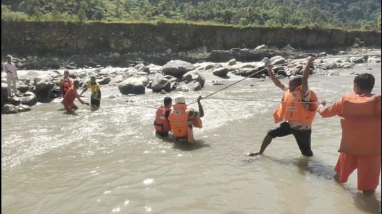 Uttarakhand SDRF Rescues Five Men Stranded On Island In Bhagirathi ...