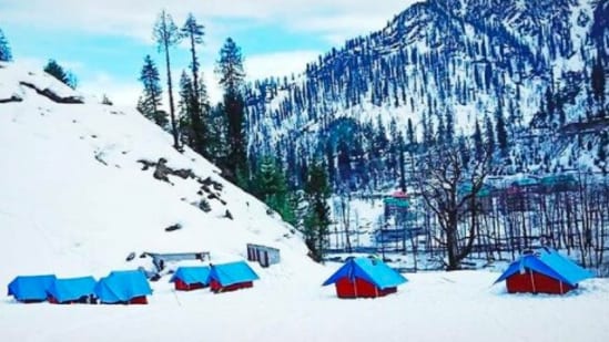 Solang Valley, Manali: This campsite in Manali attracts several travellers for its picturesque surroundings and camping experience. If you love adventure then you go trekking, rock climbing, river crossing.&nbsp;(Instagram/@solang_valley_camp)