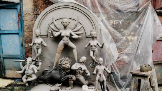 Watch Durga idols being made: If you like art or are a photographer who likes capturing raw moments then you should visit Kumartuli in north Kolkata, an area that is known for making idols.(Instagram/@_hoimiiiiiiiiiiiiiiiii_)