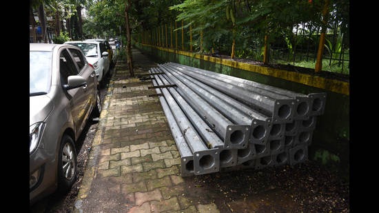 New electric poles lying to be erected across Navi Mumbai. The NMMC will replace 25-year-old electric poles with new ones. (BACHCHAN KUMAR/HT PHOTO) New electric poles lying to be erected across Navi Mumbai. The NMMC will replace 25-year-old electric poles with new ones. (BACHCHAN KUMAR/HT PHOTO)
