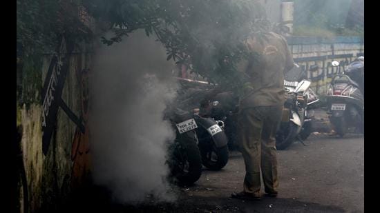 A civic staff carries out fogging in Navi Mumbai as 66 new suspected dengue cases are reported in one week by NMMC. (BACHCHAN KUMAR/HT PHOTO)
