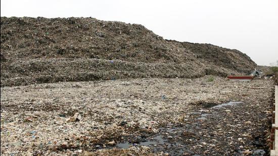 Around 2.5 million tonnes of legacy waste is estimated to be lying at the Bandhwari landfill, to clear which a WTE plant is being set up. (HT Archive)