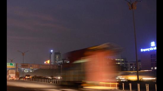 Navi Mumbai civic body, NMMC, will take responsibility of maintaining streetlights in its jurisdiction on Sion-Panvel Highway. (BACHCHAN KUMAR/HT PHOTO) Navi Mumbai civic body, NMMC, will take responsibility of maintaining streetlights in its jurisdiction on Sion-Panvel Highway. (BACHCHAN KUMAR/HT PHOTO)