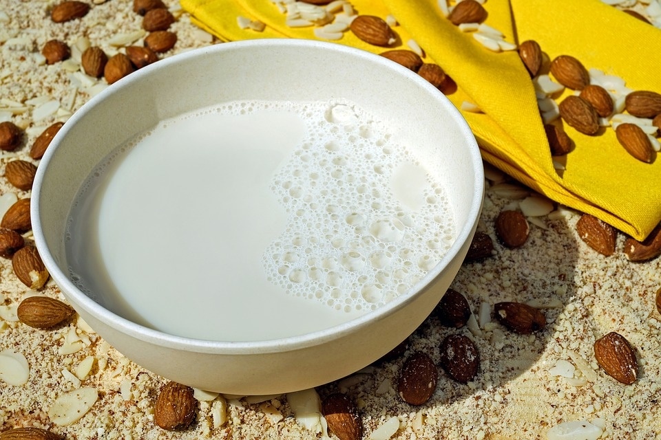 Almond milk(Pixabay)