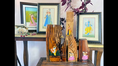 Kangra paintings on decorative wood pieces and glass plates. (HT Photo) Kangra paintings on decorative wood pieces and glass plates. (HT Photo)