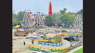 Workmen have started preparing a 100ft effigy of Ravana for the Dussehra festival at Ludhiana. (HARSIMAR PAL SINGH/HT) Workmen have started preparing a 100ft effigy of Ravana for the Dussehra festival at Ludhiana. (HARSIMAR PAL SINGH/HT)