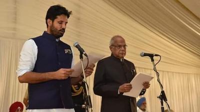 Warring (taking oath, left) had captured Punjab’s attention after he won the assembly election from Gidderbaha in 2012 against current Punjab finance minister Manpreet Singh Badal. (Twitter) Warring (taking oath, left) had captured Punjab’s attention after he won the assembly election from Gidderbaha in 2012 against current Punjab finance minister Manpreet Singh Badal. (Twitter)