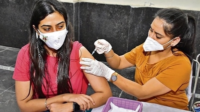 A medical worker vaccinates a woman against Covid-19, in Amritsar. (Sameer Sehgal /HT)