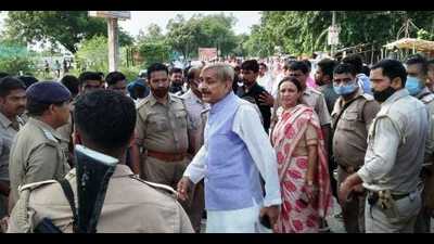 The clash occurred between supporters of Pramod Tiwari and BJP MP Sangamlal Gupta at Gareeb Kalyan Mela in Sangipur block of Pratapgarh district (HT photo) The clash occurred between supporters of Pramod Tiwari and BJP MP Sangamlal Gupta at Gareeb Kalyan Mela in Sangipur block of Pratapgarh district (HT photo)
