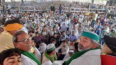 Farmer leader Rakesh Tikait addressing a Kisan Mahapanchayat at the grain market of Panipat on Sunday. (Manoj Dhaka/HT) Farmer leader Rakesh Tikait addressing a Kisan Mahapanchayat at the grain market of Panipat on Sunday. (Manoj Dhaka/HT)