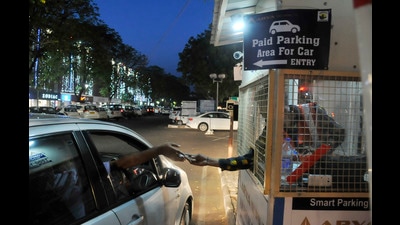 Congress councillors had walked out of the Chandigarh MC General House Meeting on Saturday over the issue of smart parking. (HT file)