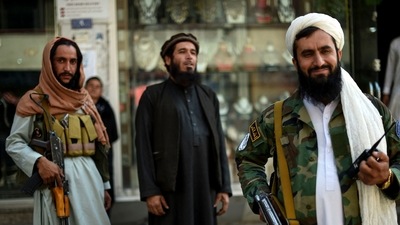 Taliban fighters stand guard on the backdrop of shops selling antiques and decorative merchandise at Chicken Street in Kabul on September 26, 2021. (AFP) Taliban fighters stand guard on the backdrop of shops selling antiques and decorative merchandise at Chicken Street in Kabul on September 26, 2021. (AFP)