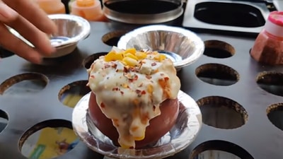 The image is taken from the viral video and shows ‘kulhad pizza’. (YouTube/Aamchi Mumbai)
