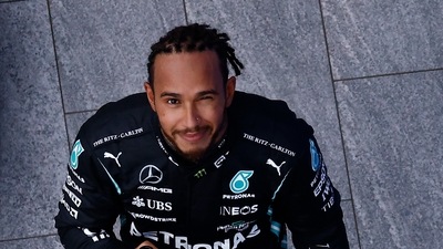 Formula One F1 - Russian Grand Prix - Sochi Autodrom, Sochi, Russia - September 26, 2021 Mercedes' Lewis Hamilton celebrates with champagne on the podium after winning the race Pool via REUTERS/Maxim Shemetov (Pool via REUTERS)