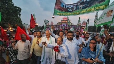 Samyukta Kisan Morcha activists take part in a torch rally ahead of their Bharat Bandh call on September 27 to protest against the three farm laws, in Jaipur, on Saturday.&nbsp; (File Photo / PTI)