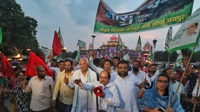 Samyukta Kisan Morcha activists take part in a torch rally ahead of their Bharat bandh call on September 27 to protest against the three farm laws by Centre, in Jaipur.&nbsp; (PTI Photo)