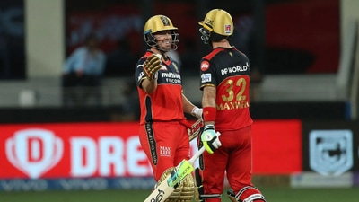 AB de Villiers joined the party with a four and six, while Maxwell continued on his merry way as RCB crossed the 150-run mark. (BCCI/IPL)