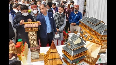 Union minister Piyush Goyal inspecting handicrafts on display at the exhibition in Kullu on Sunday. (PTI) Union minister Piyush Goyal inspecting handicrafts on display at the exhibition in Kullu on Sunday. (PTI)