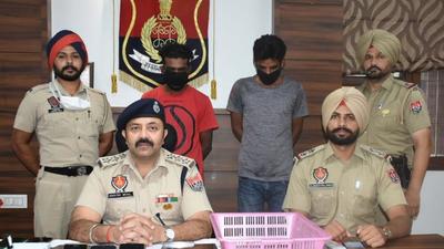 ACP Harish Behal addressing the media regarding the arrest of the accused in Ludhiana on Sunday. The dismissed constable resorted to vehicle lifting and snatching to fund his drug habit. (HT photo)