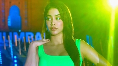 Janhvi Kapoor teams neon green bralette-bodycon skirt with bold make-up at Global Citizen Live (Instagram/@lakshmilehr) Janhvi Kapoor teams neon green bralette-bodycon skirt with bold make-up at Global Citizen Live (Instagram/@lakshmilehr)