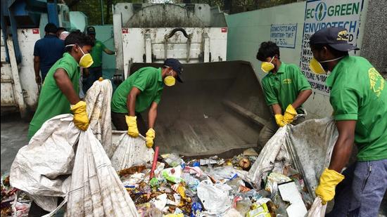 On an average, the areas falling under the jurisdiction of the SDMC produces 3,600 metric tonne of waste everyday. (Sanchit Khanna/HT PHOTO)