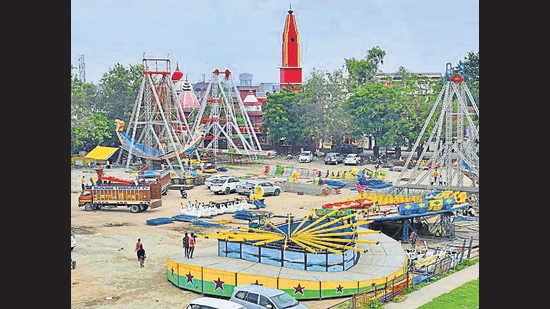 Workmen have started preparing a 100ft effigy of Ravana for the Dussehra festival at Ludhiana. (HARSIMAR PAL SINGH/HT)