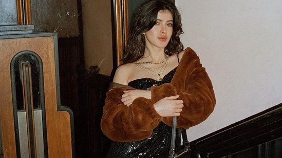 Shanaya Kapoor raises the hotness bar in a black sequin short dress, faux fur jacket(Instagram/shanayakapoor02)