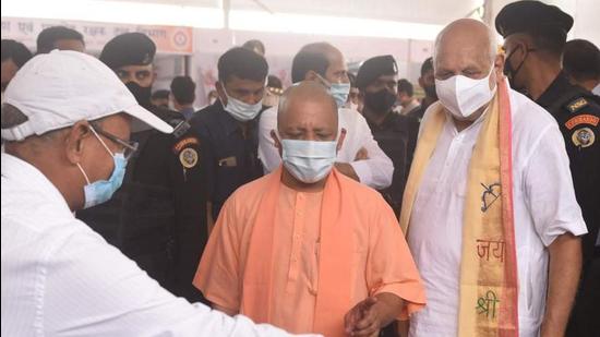 Uttar Pradesh chief minister Yogi Adityanath at a farmers’ convention in Lucknow where he spoke about the sugarcane price . (Deepak Gupta/HT Photo)