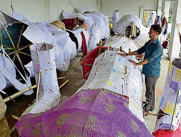 Effigy makers at work ahead of the Dussehra festival in Ludhiana. (Harsimar Pal Singh/HT) Effigy makers at work ahead of the Dussehra festival in Ludhiana. (Harsimar Pal Singh/HT)