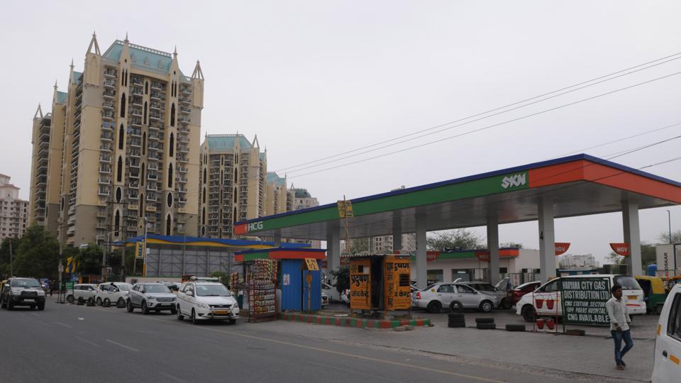Data accessed by the HT from the ministry of petroleum and natural gas shows that there are 3,179 CNG stations in the country (Representative photo/HT) Data accessed by the HT from the ministry of petroleum and natural gas shows that there are 3,179 CNG stations in the country (Representative photo/HT)
