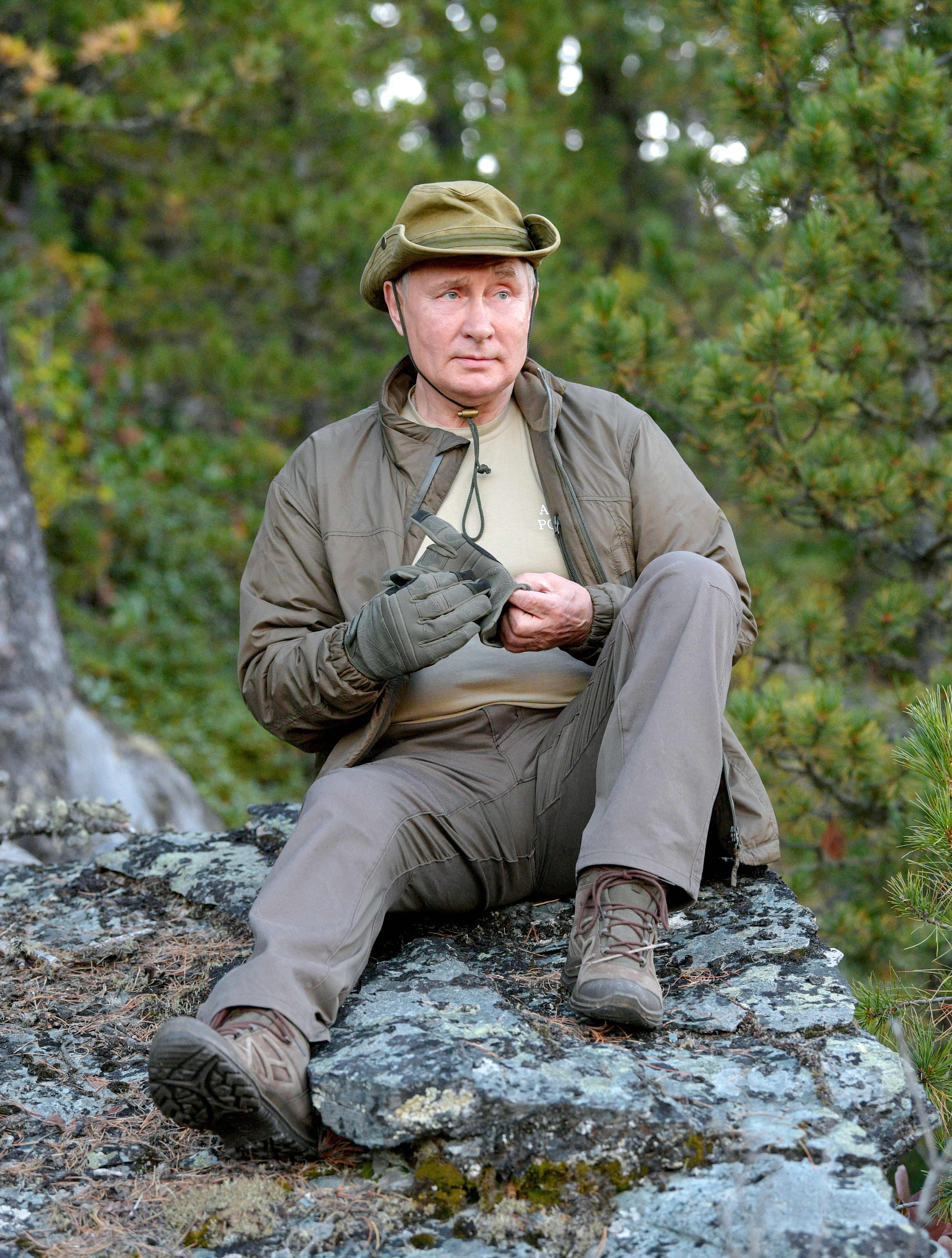 O presidente russo, Vladimir Putin, senta-se em uma rocha enquanto caminha na taiga.  - No início de setembro de 2021, após completar sua viagem de trabalho a Primorye e à região de Amur, Vladimir Putin passou alguns dias na Sibéria, onde passou algumas férias. (AFP)