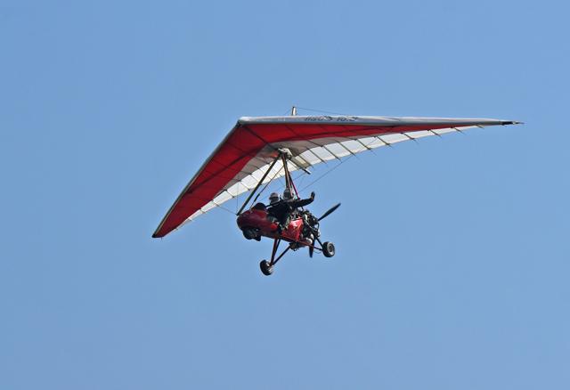IAF paratroopers flying over the Dal Lake during the air show. (Waseem Andrabi/HT) IAF paratroopers flying over the Dal Lake during the air show. (Waseem Andrabi/HT)