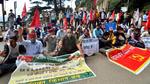 Farmers raise slogans during nationwide 'Bharat Bandh' called by the Samyukt Kisan Morcha to mark the first anniversary of the enactment of the three farm laws in Shimla on Monday. (ANI) Farmers raise slogans during nationwide 'Bharat Bandh' called by the Samyukt Kisan Morcha to mark the first anniversary of the enactment of the three farm laws in Shimla on Monday. (ANI)