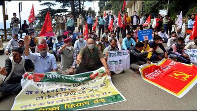 Farmers raise slogans during nationwide 'Bharat Bandh' called by the Samyukt Kisan Morcha to mark the first anniversary of the enactment of the three farm laws in Shimla on Monday. (ANI) Farmers raise slogans during nationwide 'Bharat Bandh' called by the Samyukt Kisan Morcha to mark the first anniversary of the enactment of the three farm laws in Shimla on Monday. (ANI)