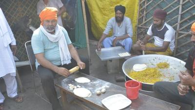 National spokesperson of Bharatiya Kisan Union Rakesh Tikait preparing breakfast for farmers during Bharat Bandh at Delhi Ghazipur border Delhi Meerut expressway (HT photo by Sakib Ali)