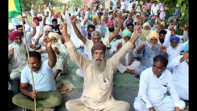 As part of Bharat Bandh, farmers blocking the Bathinda-Mansa road in Bathinda, Punjab, on Monday. (Sanjeev Kumar/ht) As part of Bharat Bandh, farmers blocking the Bathinda-Mansa road in Bathinda, Punjab, on Monday. (Sanjeev Kumar/ht)