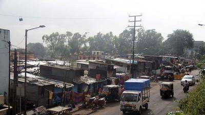 Kamgar Putala slum spans six acres near the civil court. With a few slum dwellers having got a stay from court on their shifting, Maha-Metro awaits court order to resume work. (HT FILE) Kamgar Putala slum spans six acres near the civil court. With a few slum dwellers having got a stay from court on their shifting, Maha-Metro awaits court order to resume work. (HT FILE)