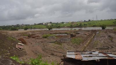 A construction on the blue floodline of a river in Pune. Civic activists seek inquiry into permissions given for buildings on the blue floodline and act against officers. (HT FILE)